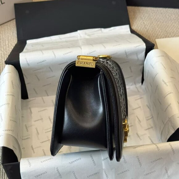 Classic CHANEL Bag: A Stylish and Versatile Choice for Elegance - Picture 4 of 6